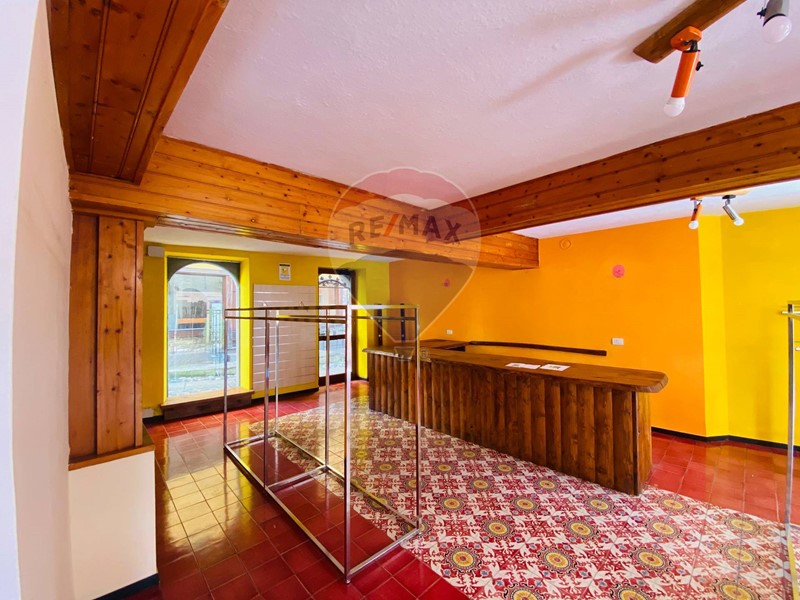 Negozio in Vendita a Santo Stefano d'Aveto, 90'000€, 94 m²