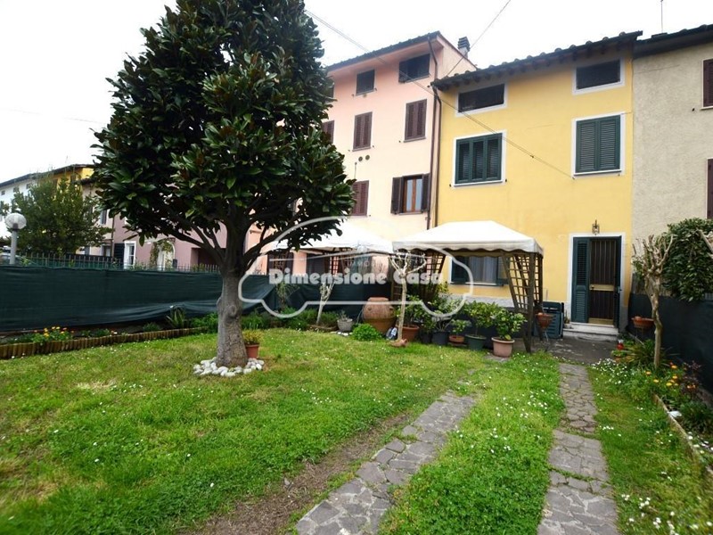 Casa Indipendente in Vendita a Lucca, zona Sant'Angelo In Campo, 295'000&euro;, 350 m², arredato, con Box