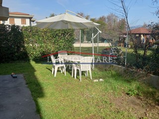 Villa bifamiliare in Vendita a Massa, zona Marina di Massa, 275'000&euro;, 139 m², arredato