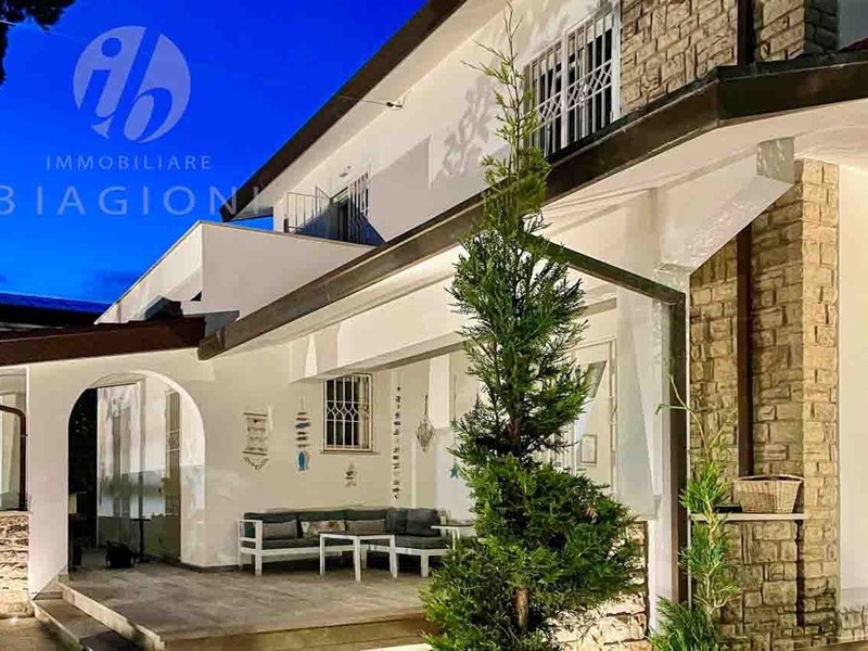 Casa Indipendente in Vendita a Forte dei Marmi, zona Vittoria Apuana, 2'600'000€, 190 m², arredato