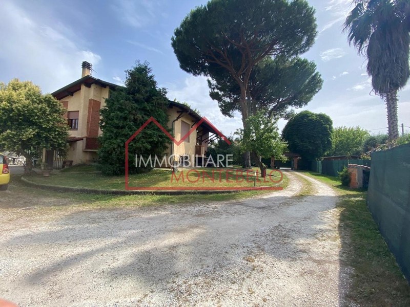 Villa in Vendita a Camaiore, zona Lido di Camaiore, 549'000&euro;, 250 m², arredato, con Box