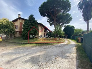 Villa in Vendita a Camaiore, zona Lido di Camaiore, 549'000&euro;, 250 m², arredato, con Box