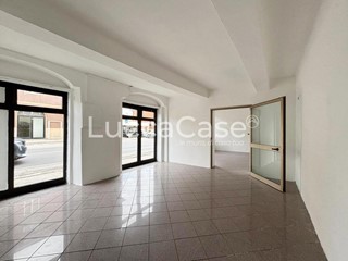 Immobile commerciale in Affitto a Capannori, zona Zone, 680€, 66 m²