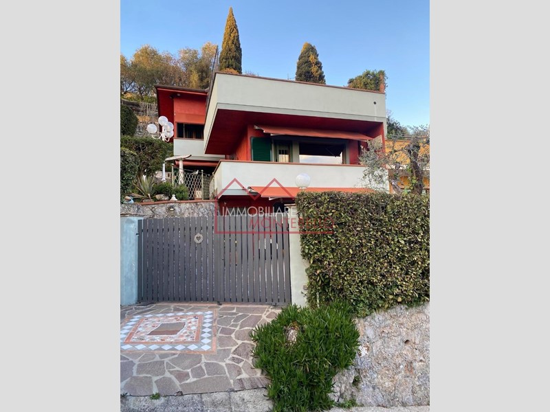 Villa bifamiliare in Vendita a Massarosa, zona Corsanico, 420'000€, 140 m², arredato