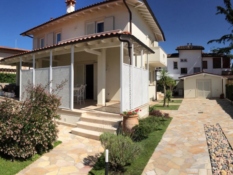 Villa in Vendita a Pietrasanta, zona Tonfano, 1'950'000€, 240 m²