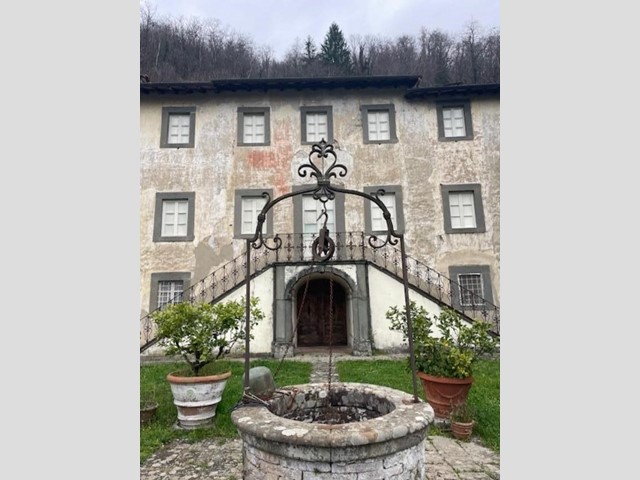 Villa in Vendita a Borgo a Mozzano, zona Diecimo, 420'000&euro;, 500 m²