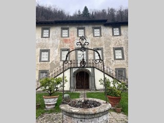Villa in Vendita a Borgo a Mozzano, zona Diecimo, 420'000&euro;, 500 m²