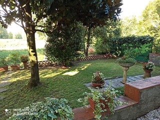 Appartamento in Vendita a Lucca, zona Meati, 310'000€, 200 m², con Box