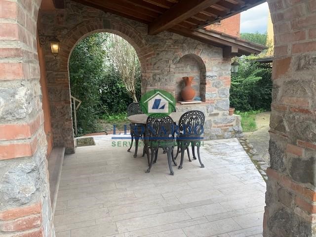 Villa in Vendita a Montecatini Terme, 450'000€, 500 m², arredato, con Box