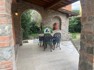 Villa in Vendita a Montecatini Terme, 450'000€, 500 m², arredato, con Box