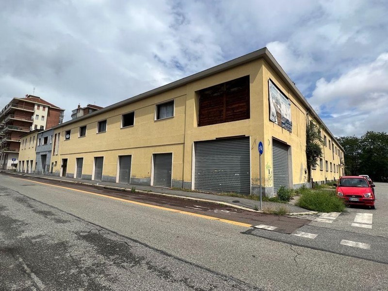 Capannone in Vendita a Torino, 420'000€, 6888 m²
