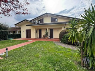 Villa bifamiliare in Vendita a Pietrasanta, 710'000€, 155 m², arredato