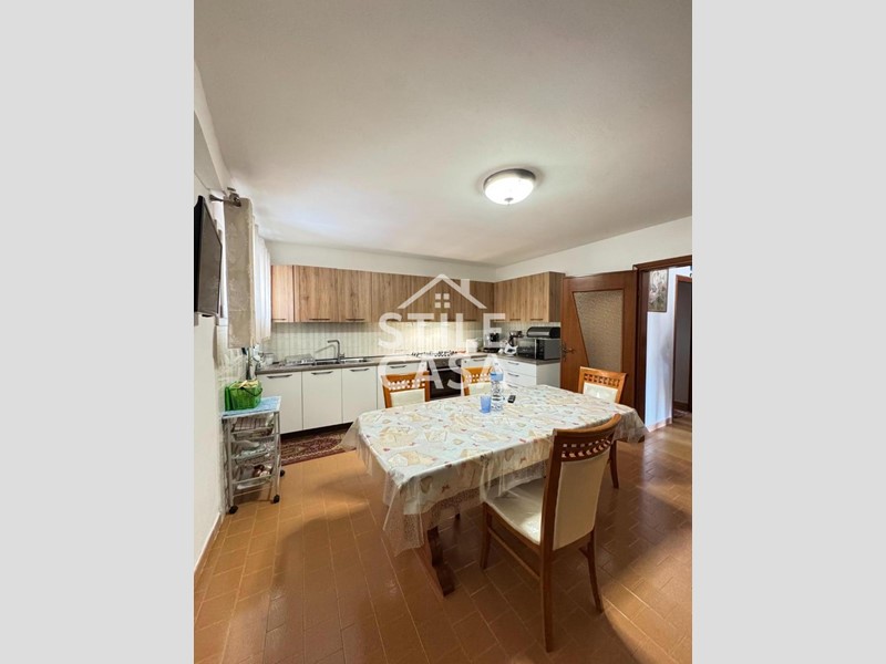 Villa in Vendita a Altopascio, 500'000€, 330 m², con Box