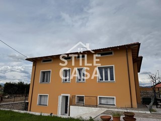 Villa in Vendita a Altopascio, 500'000€, 330 m², con Box