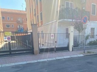 Magazzino in Affitto a Rozzano, 400€, 130 m²