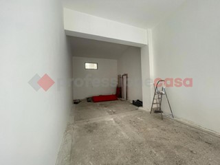 Negozio in Affitto a Tivoli, 700€, 35 m²