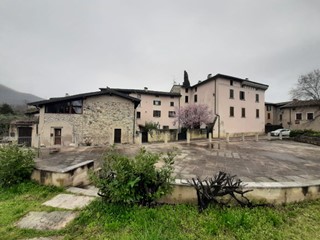 Attività commerciale in Affitto a Roè Volciano, 1'500€, 238 m², con Box
