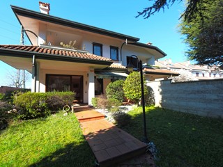 Villa bifamiliare in Vendita a Castellanza, 550'000€, 270 m²