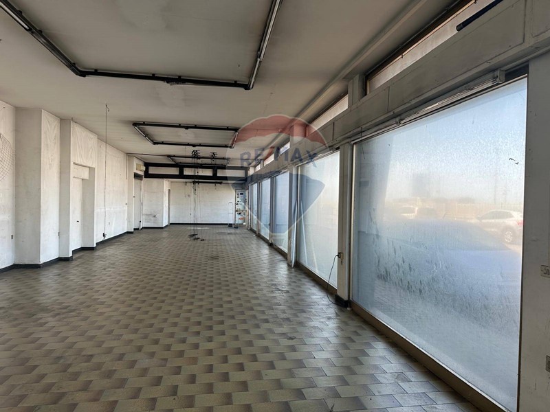 Immobile commerciale in Affitto a Ancona, zona Torrette Di Ancona, 1'000€, 206 m²