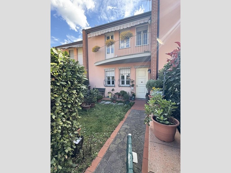 Villetta a schiera in Vendita a Lucca, zona Santissima Annunziata, 395'000&euro;, 185 m², arredato