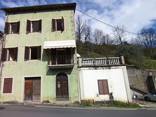 Casa Semi Indipendente in Vendita a Gallicano, 105'000€, 250 m², con Box