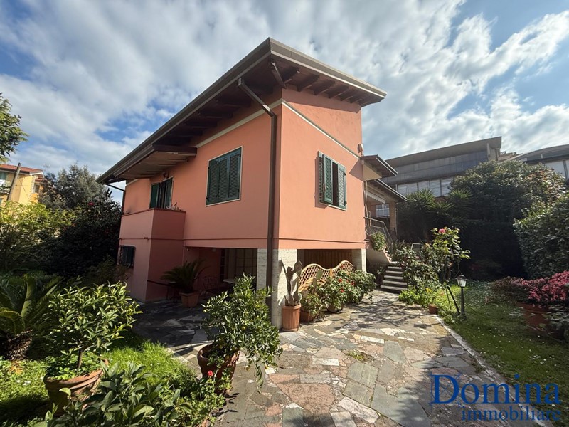 Villa in Vendita a Carrara, zona Marina di Carrara, 590'000€, 240 m²