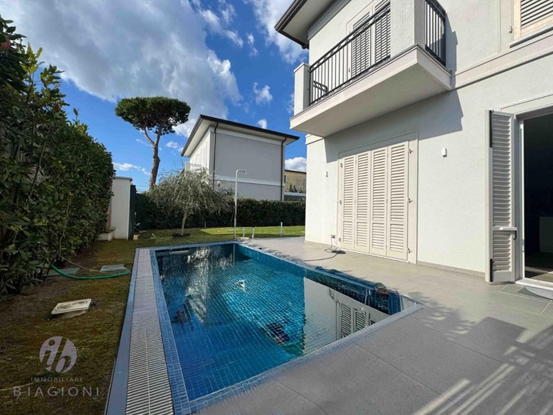 Villa bifamiliare in Affitto a Forte dei Marmi, 15'000€, 200 m², arredato