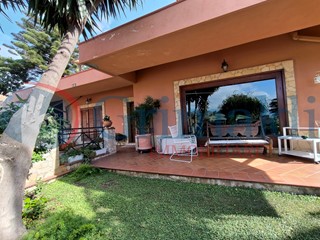 Villa in Vendita a Messina, 540'000€, 315 m²
