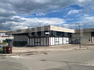 Negozio in Vendita a Aprilia, 340'000€, 250 m²