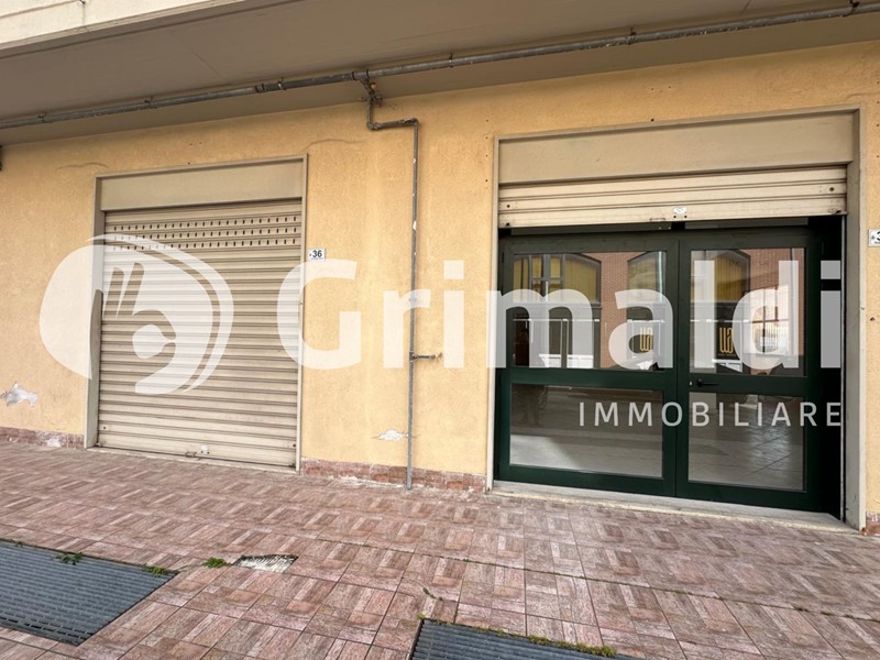 Attività commerciale in Affitto a Montecorvino Pugliano, 2'000€, 400 m²