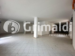 Attività commerciale in Affitto a Montecorvino Pugliano, 2'000€, 400 m²