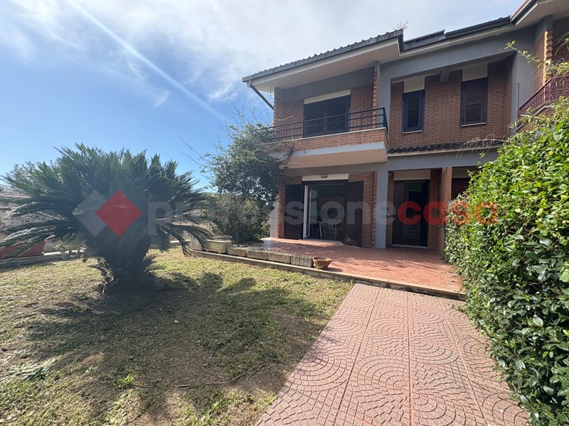 Villa bifamiliare in Vendita a Terracina, 259'000€, 150 m², arredato