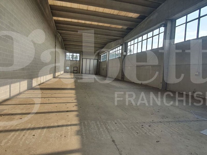 Capannone in Vendita a Maleo, 273'000€, 250 m²