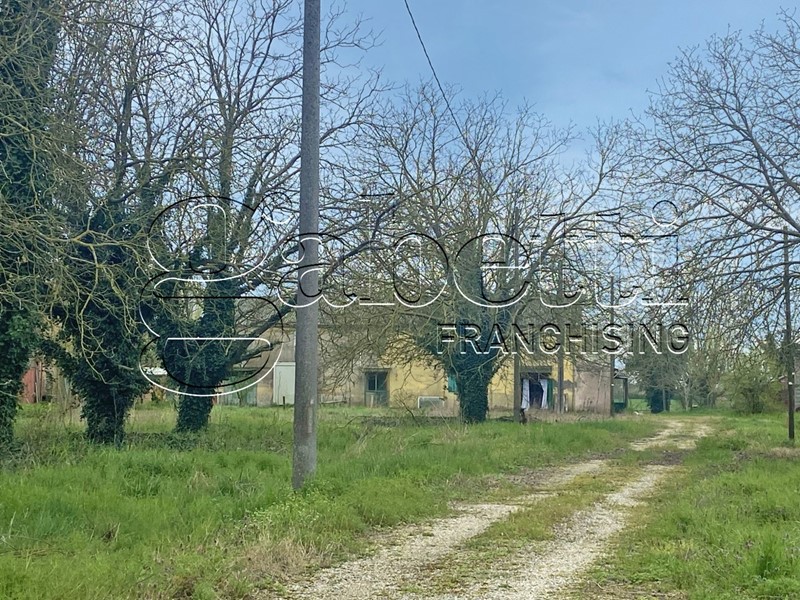 Casale in Vendita a Ferrara, 95'000€, 250 m²