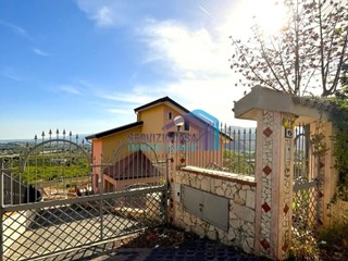 Villa in Vendita a Taormina, 598'000€, 370 m²