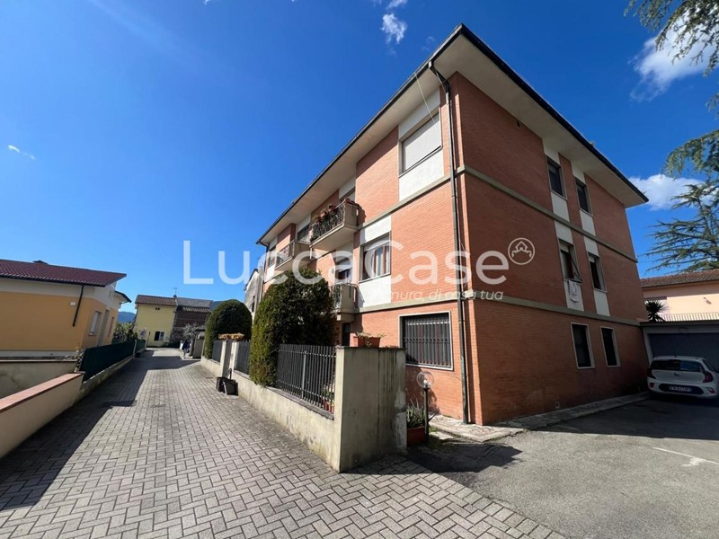 Appartamento in Vendita a Lucca, zona San Donato, 195'000€, 108 m², con Box