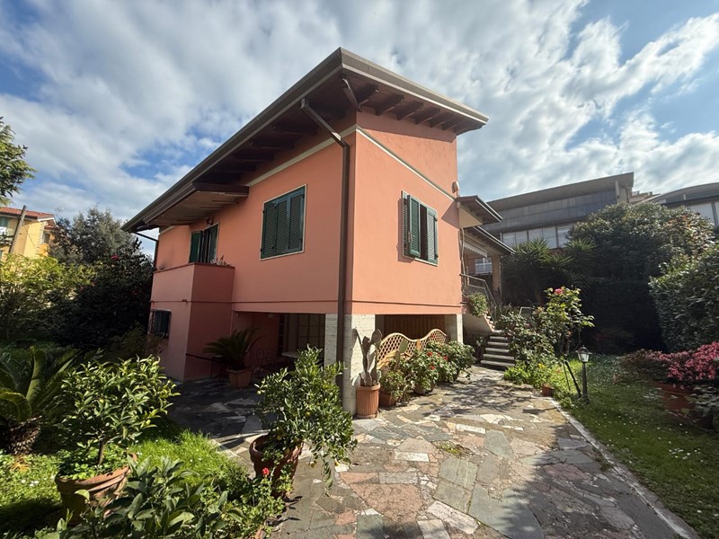 Villa in Vendita a Carrara, zona Marina di Carrara, 590'000€, 240 m²