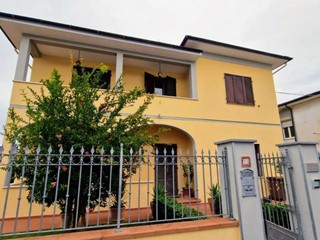 Casa Indipendente in Vendita a Fucecchio, 350'000€, 170 m², con Box