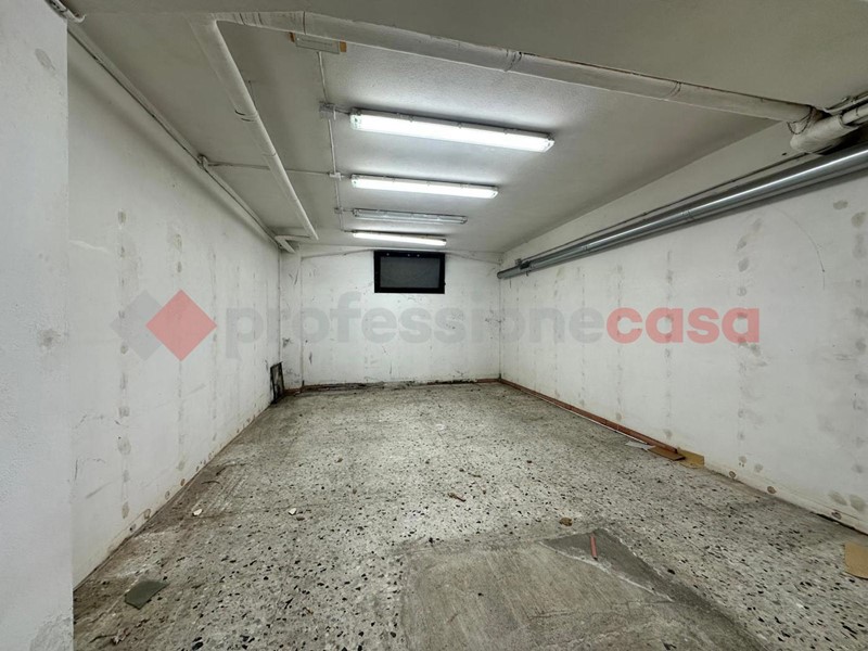 Negozio in Affitto a Arezzo, 2'000€, 65 m²