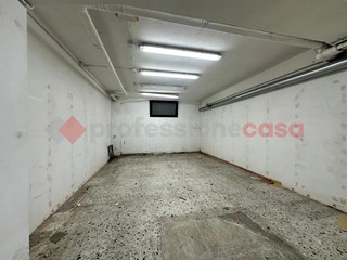 Negozio in Affitto a Arezzo, 2'000€, 65 m²