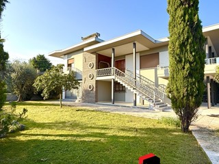 Villa in Vendita a Zanè, 350'000€, 320 m²