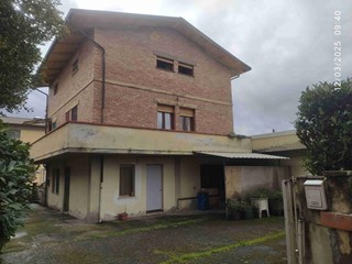 Villa bifamiliare in Vendita a Altopascio, zona Badia Pozzeveri, 225'000€, 200 m²