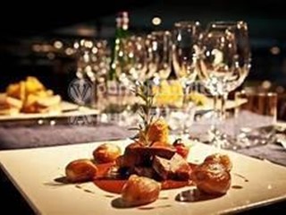 Attività commerciale in Affitto a Lucca, 3'000€, 240 m²