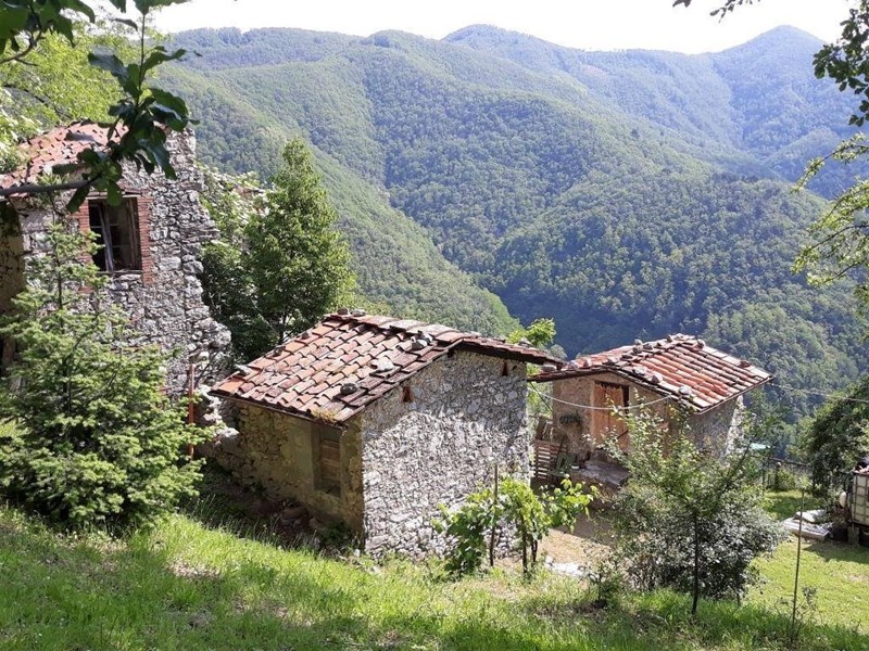 Casa di corte in Vendita a Pescaglia, 150'000€, 300 m²