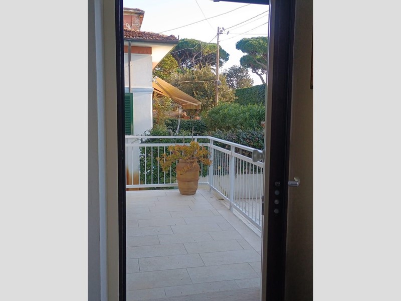 Villa in Vendita a Camaiore, zona Lido di Camaiore, 1'350'000&euro;, 270 m², arredato, con Box