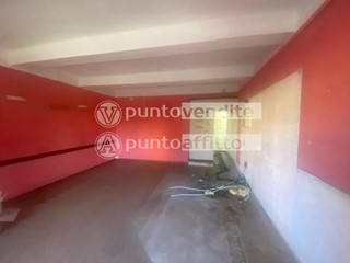 Negozio in Vendita a Capannori, zona Marlia, 80'000€, 105 m²