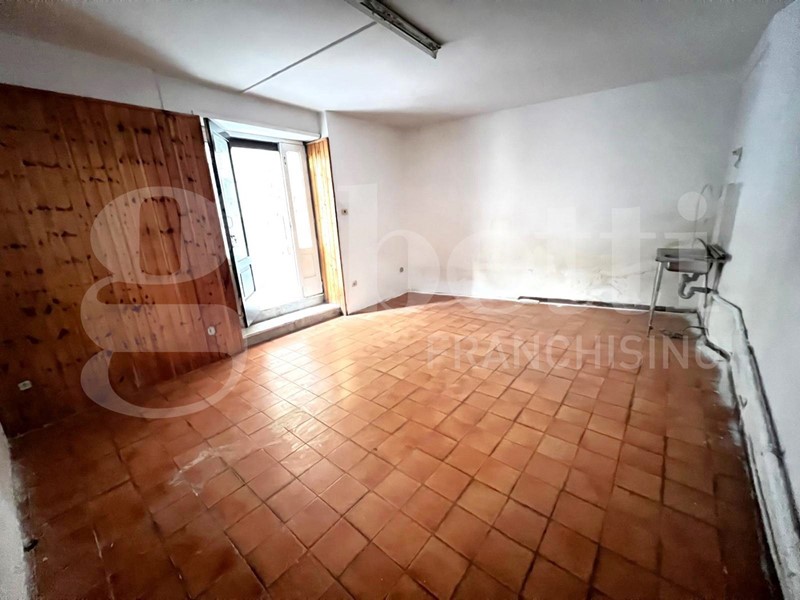 Negozio in Vendita a Isernia, 12'000&euro;, 25 m²