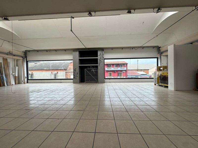 Negozio in Affitto a Pace del Mela, 1'000€, 300 m²