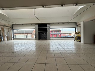 Negozio in Affitto a Pace del Mela, 1'000€, 300 m²
