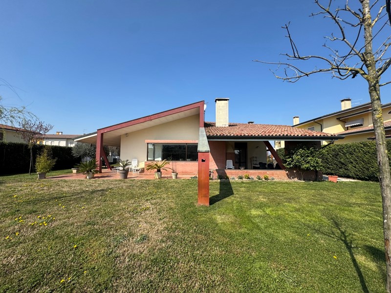 Casa Indipendente in Vendita a Asigliano Veneto, 400'000€, 250 m²